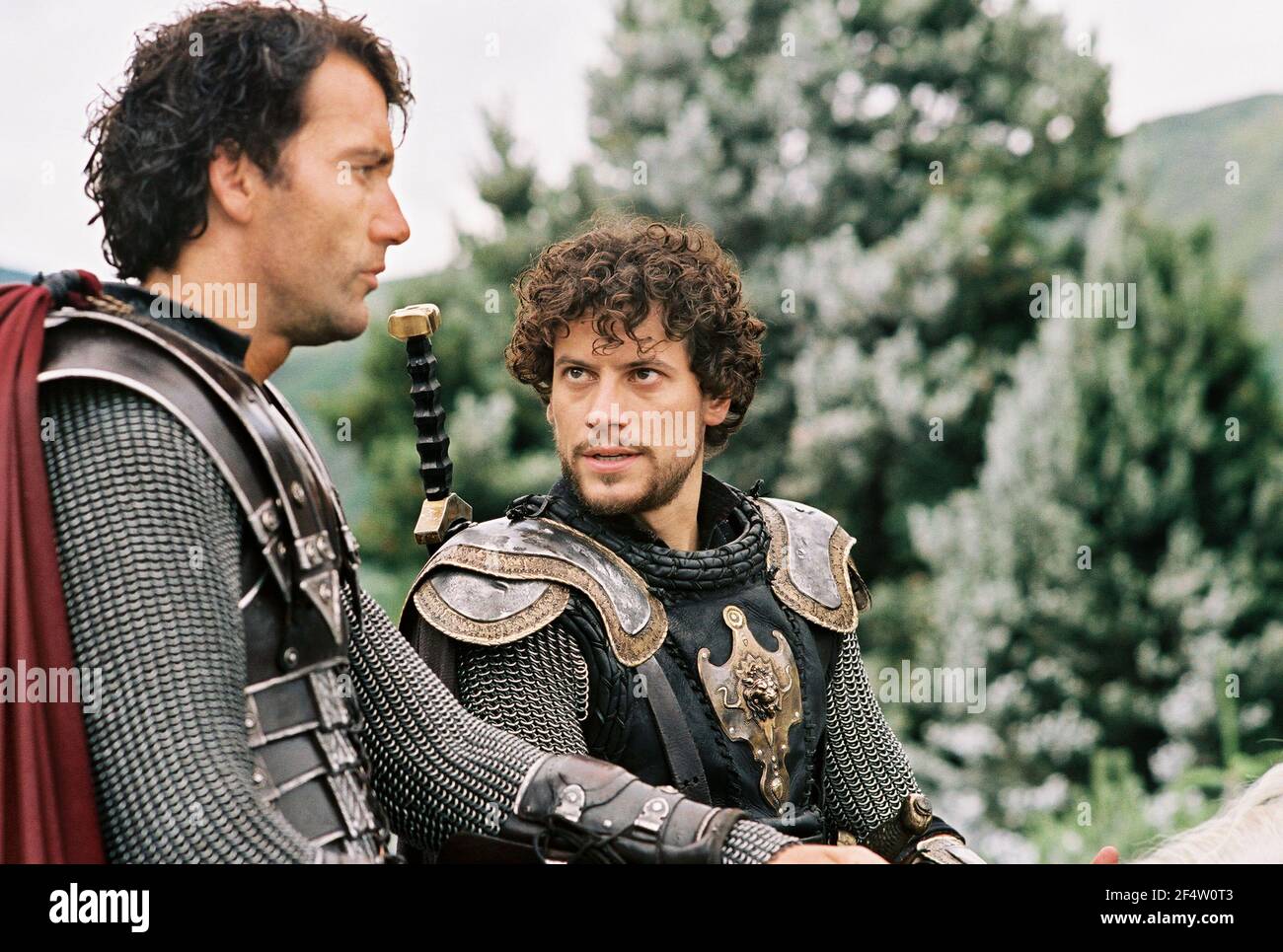 IOAN GRUFFUDD et CLIVE OWEN, roi ARTHUR (2004), dirigé par ANTOINE FUQUA. Crédit : PHOTOS / Album TOUCHSTONE Banque D'Images