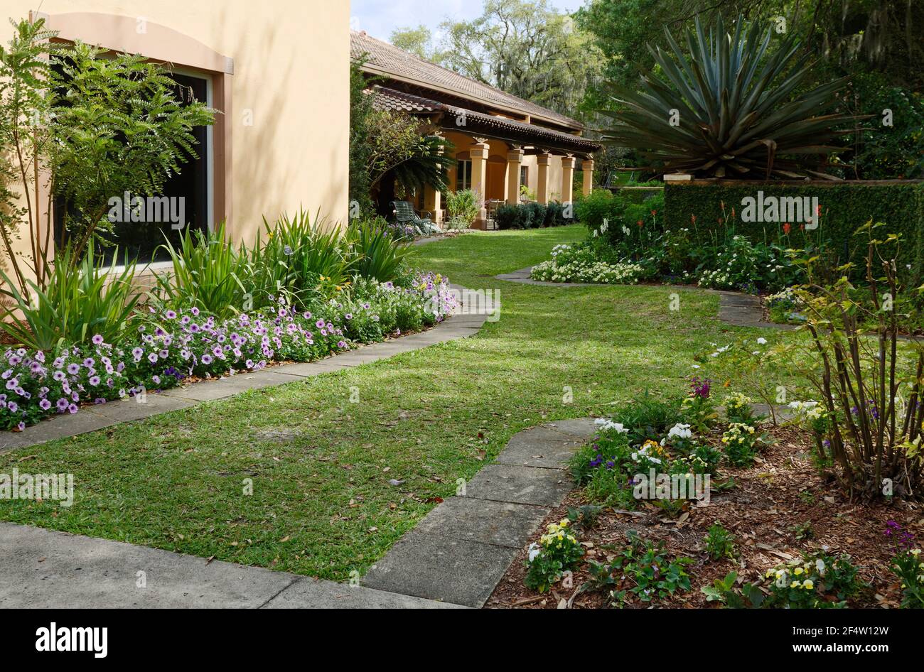 Scène de jardin, fleurs, arbres, herbe verte, centre d'accueil, Floride, Bok Tower Gardens, lac Wales, FL, printemps Banque D'Images