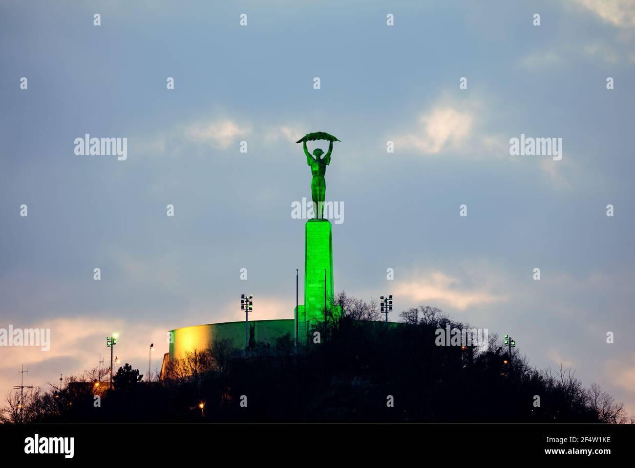 Statue de la liberté à Budapest Hongrie. Décoration avec lumières vertes en raison de la fête du souvenir de St Patrick. Banque D'Images