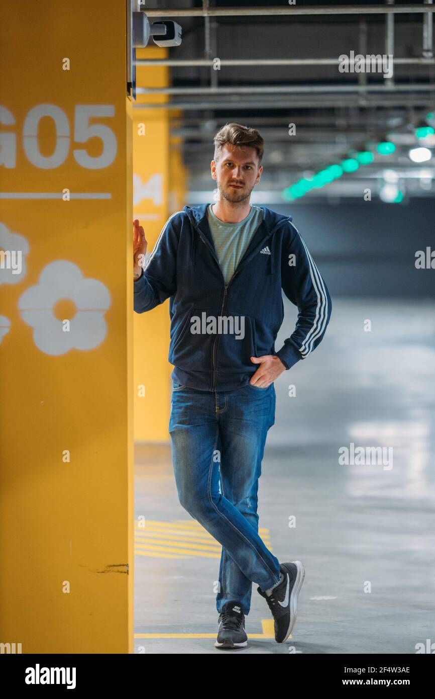 BRCKO, BOSNIE-HERZÉGOVINE - 27 novembre 2019: Grand homme waerig Adidas  dans le garage posant pour caméra Photo Stock - Alamy
