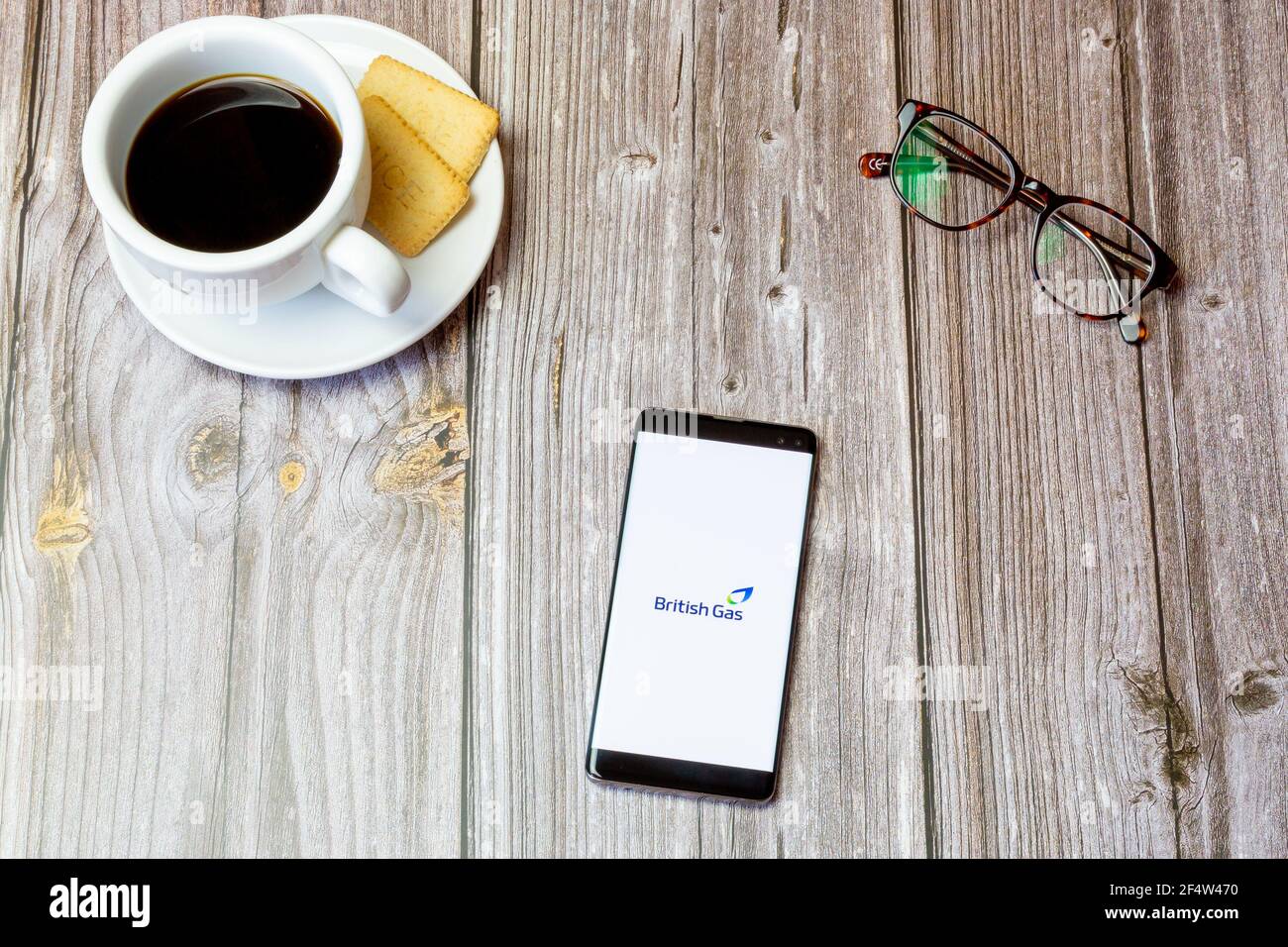 Un téléphone portable ou mobile posé sur un bois Table avec l'application British Gas ouverte à l'écran Banque D'Images