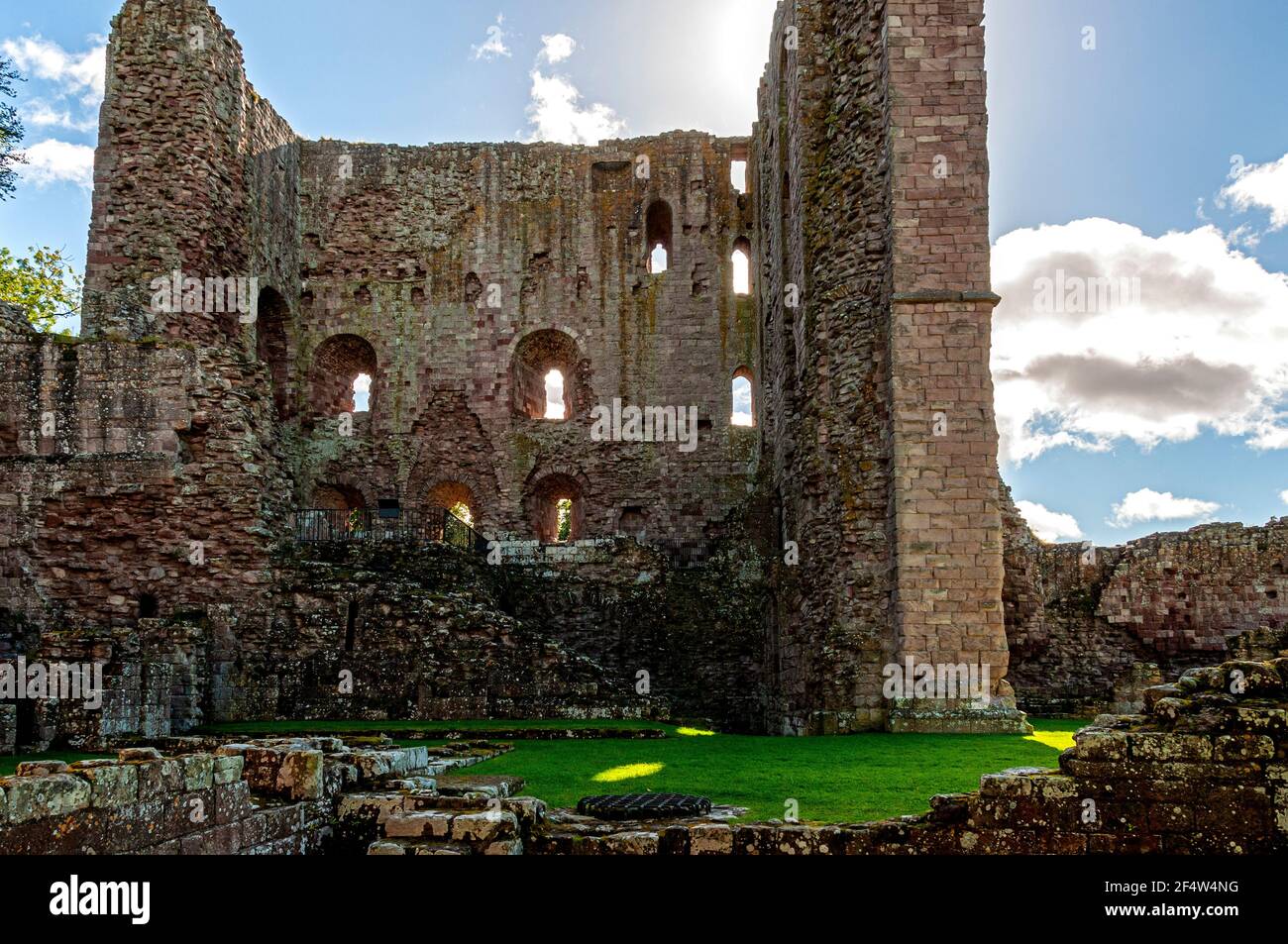 La façade arrière du magnifique rectangulaire de cinq étages Great Tour du château de Norham commandée par l'évêque de Durham au xiie siècle Banque D'Images