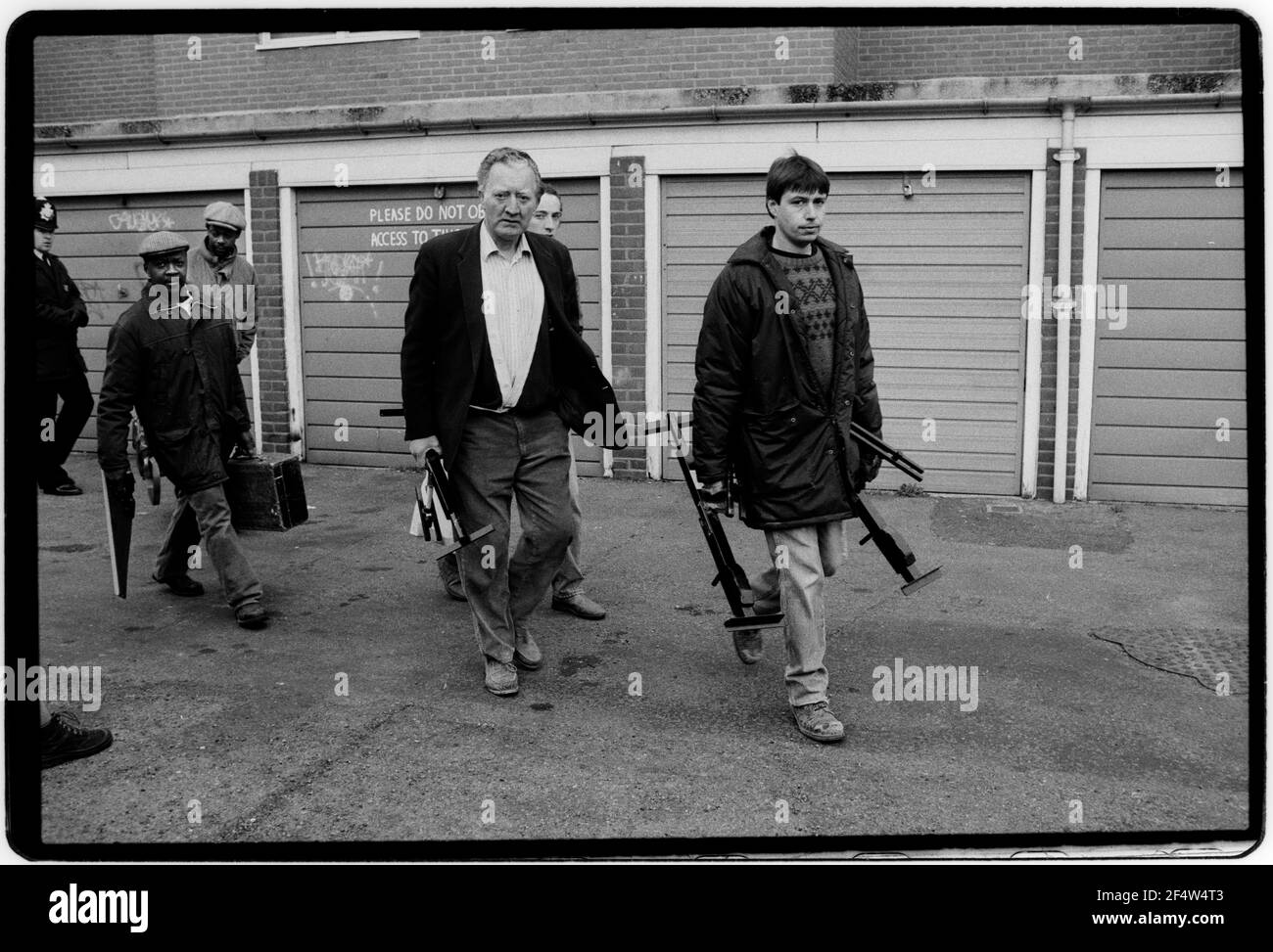 Londres, Angleterre. Des squatters ont été chassés d'Oxted court sur le domaine de Holmleigh à Hackney East Londres. 26 avril 1991. Le Conseil Hackney a utilisé une législation utilisant l'article 7 de la loi pénale de 1977, leur permettant d'expulser de force les squatters des propriétés que beaucoup avaient occupées depuis plus de trois ans, disant que de nouveaux locataires devaient prendre en charge les propriétés autrefois incertaines que les squatters avaient ‘délait’ et rendues habitables. Vu ici: À l'aube, la police et les employés du conseil avec des outils pour couper les boulons sont arrivés pour expulser 19 fameuses de leurs foyers. Banque D'Images