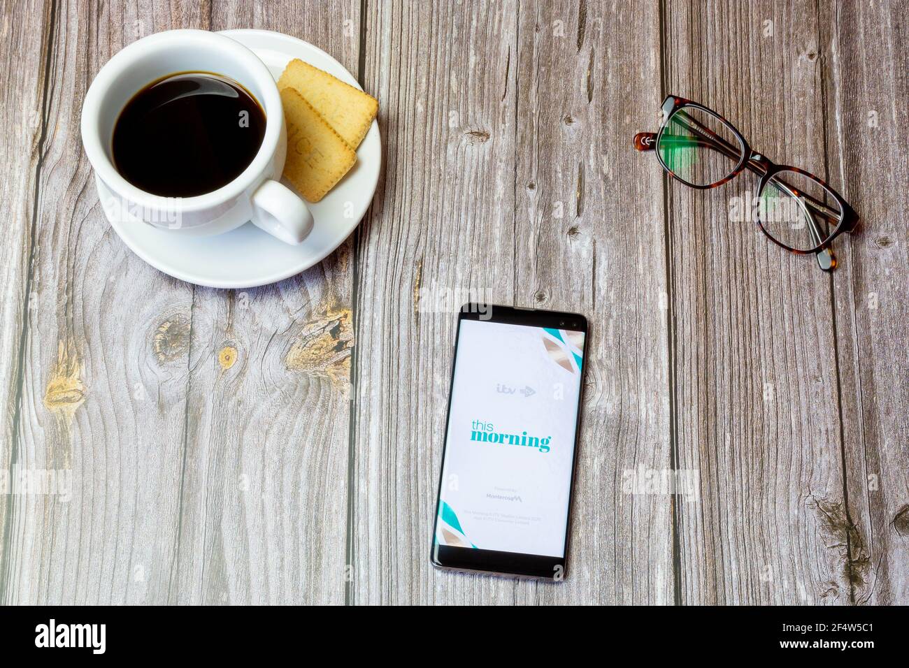 Un téléphone portable ou mobile posé sur un bois Table avec l'application ITV ce matin ouverte à l'écran Banque D'Images