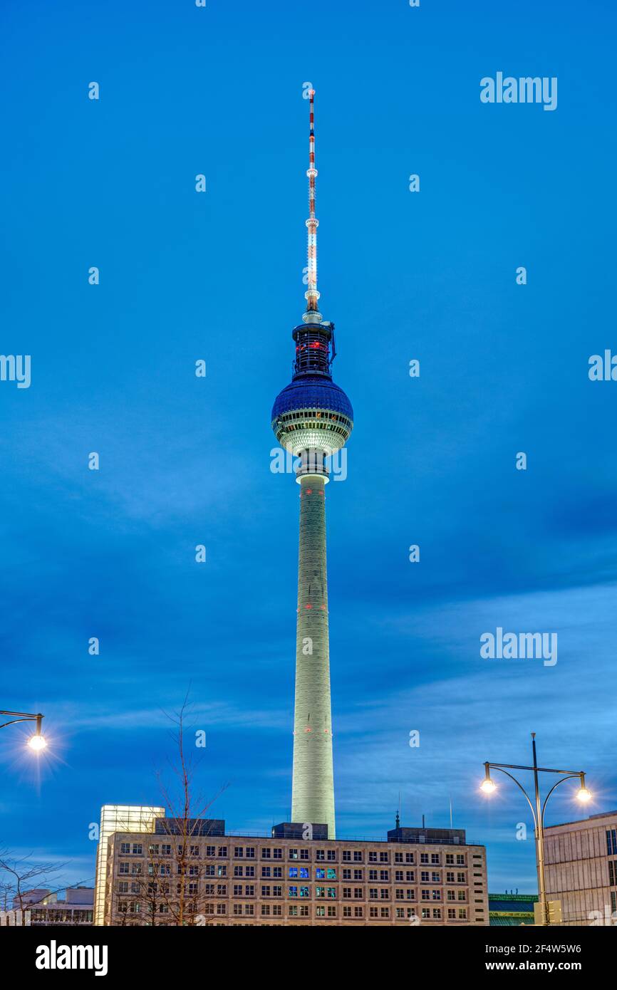 La célèbre Tour Televison de Berlin au crépuscule Banque D'Images