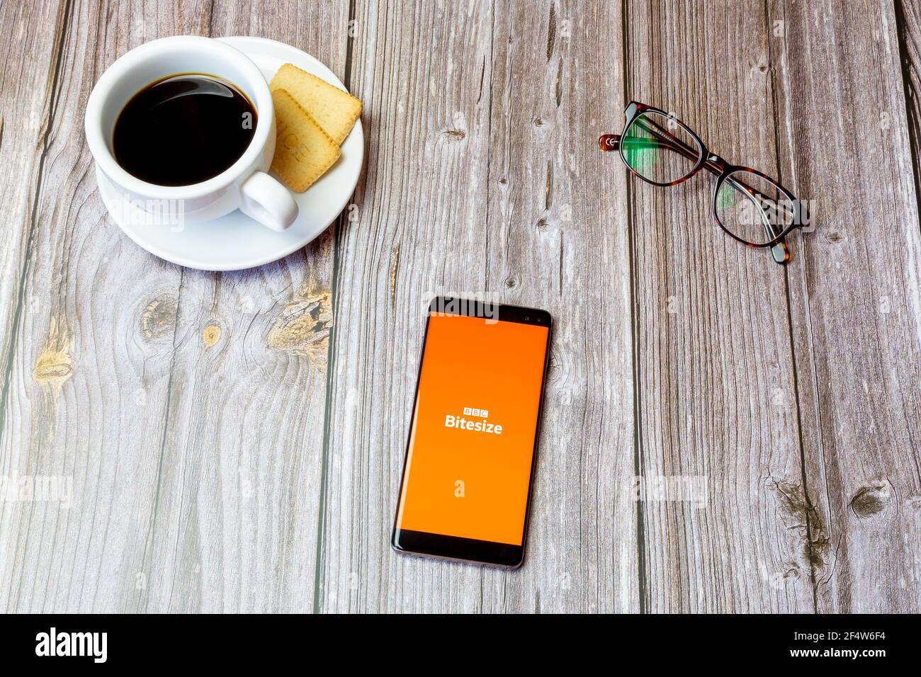 Un téléphone portable ou mobile posé sur un bois Tableau avec l'application BBC Bitesize ouverte à l'écran Banque D'Images