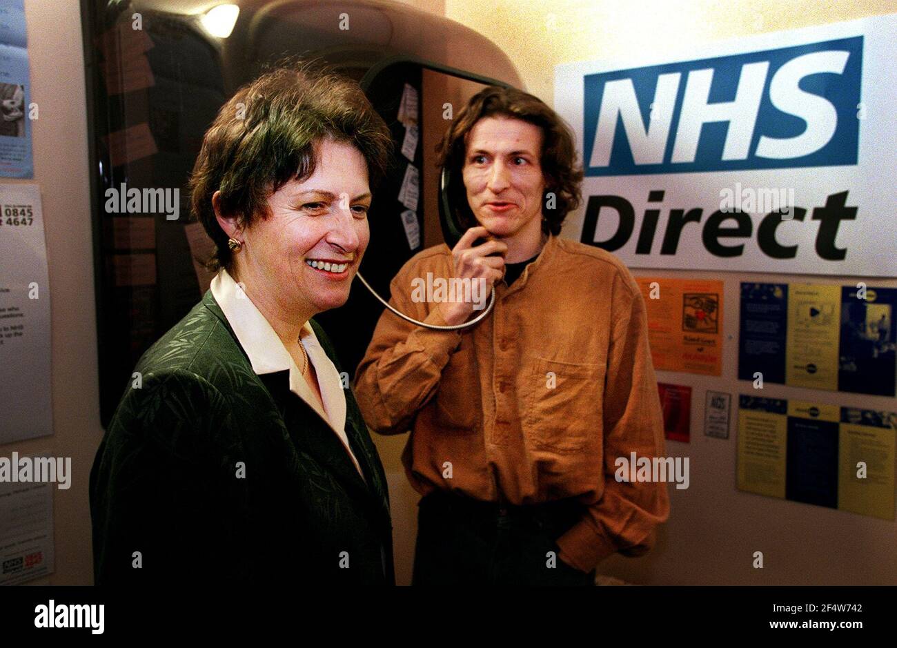 Gisela Stuart Secrétaire à la Santé janvier 2000 à l'occasion d'une visite à St Mungos baisse au centre pour les sans-abri près de Waterloo où Elle a aidé à lancer la ligne de conseil téléphonique NHS Direct Banque D'Images