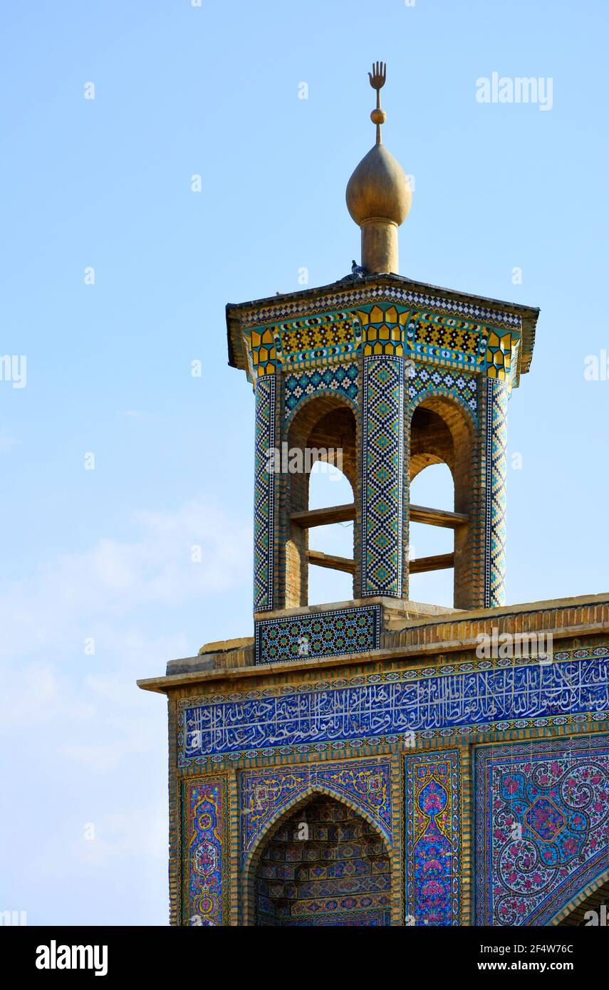 Mosquée Nasir-ol-molk (mosquée rose) construite pendant la dynastie Qajar, Shiraz, Iran. Un minaret. Banque D'Images