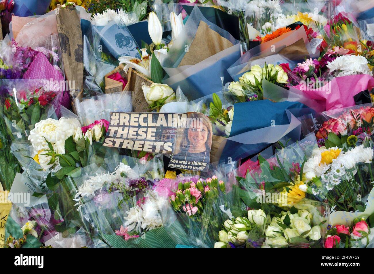 Londres, Royaume-Uni. 23 mars 2021. Les hommages à l'assassinat Sarah Everard continuent de croître au kiosque de Clapham Common. Credit: JOHNNY ARMSTEAD/Alamy Live News Banque D'Images