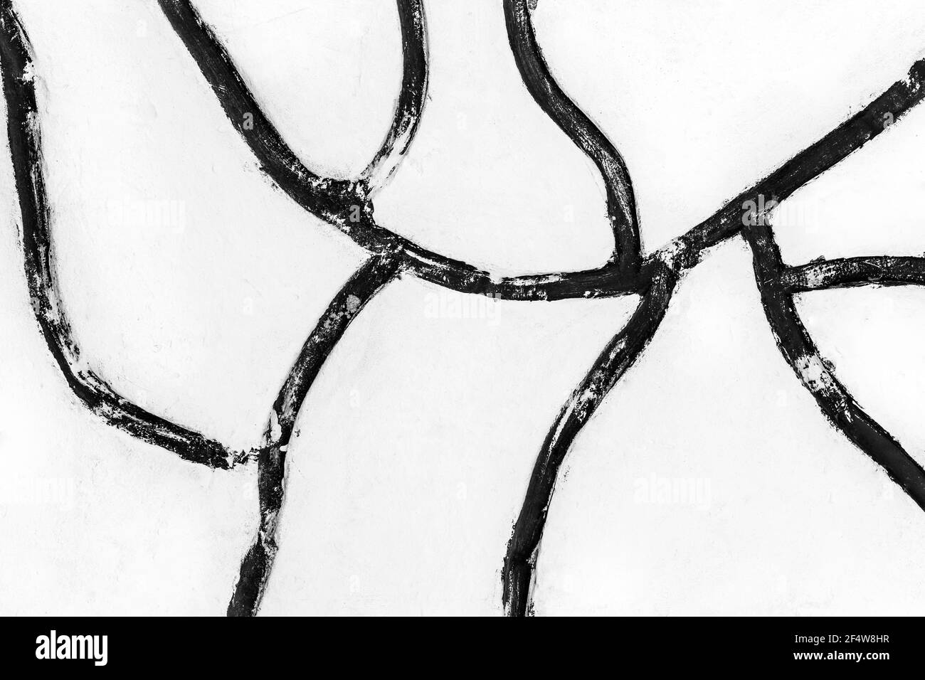 Mur de plâtre blanc clair avec abstrait chaotique noir motif géométrique peinture texture arrière-plan. Banque D'Images