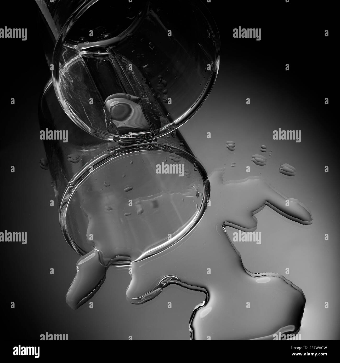 un verre d'eau renversé sur un miroir Photo Stock - Alamy