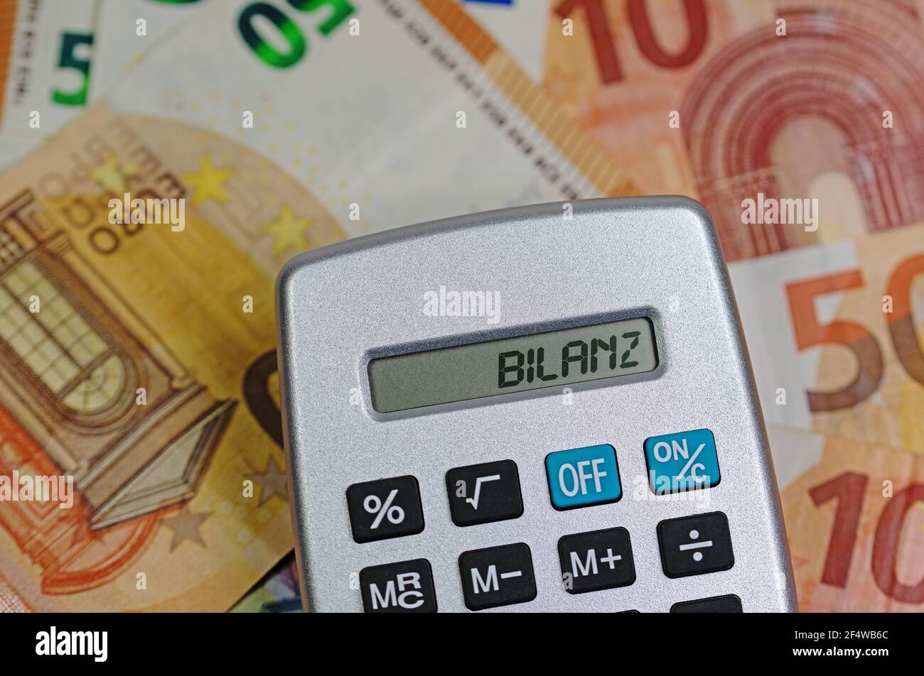 Calculatrice avec le mot « Bilanz » à l'écran, translation « bilan » Banque D'Images