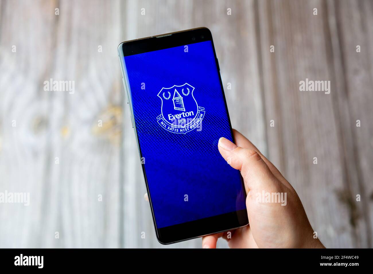 Un téléphone mobile ou mobile tenu dans un Main avec l'application Everton football Club ouverte à l'écran Banque D'Images