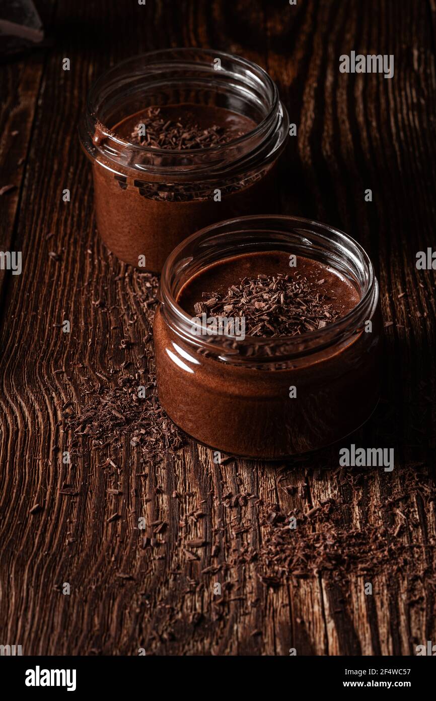 Mousse au chocolat noir maison dans des pots ruraux sur du bois rustique arrière-plan Banque D'Images