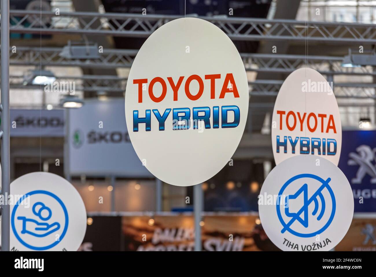 Belgrade, Serbie - 22 mars 2018 : affiche suspendue Toyota Hybrid au salon car Expo. Banque D'Images