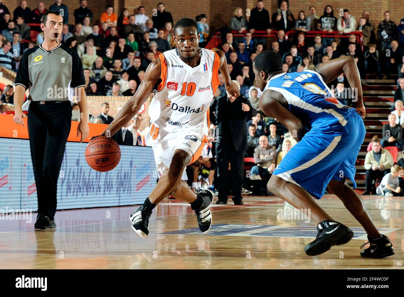 BASKETBALL - CHAMPIONNAT DE FRANCE PRO A 2010-2011 - GRAVELINES (FRA) - 09/11/2010 - PHOTO : JEAN-FRANÇOIS MOLLIERE / DPPI - GRAVELINES V POITIERS - YANNICK BOKOLO (GRA) Banque D'Images