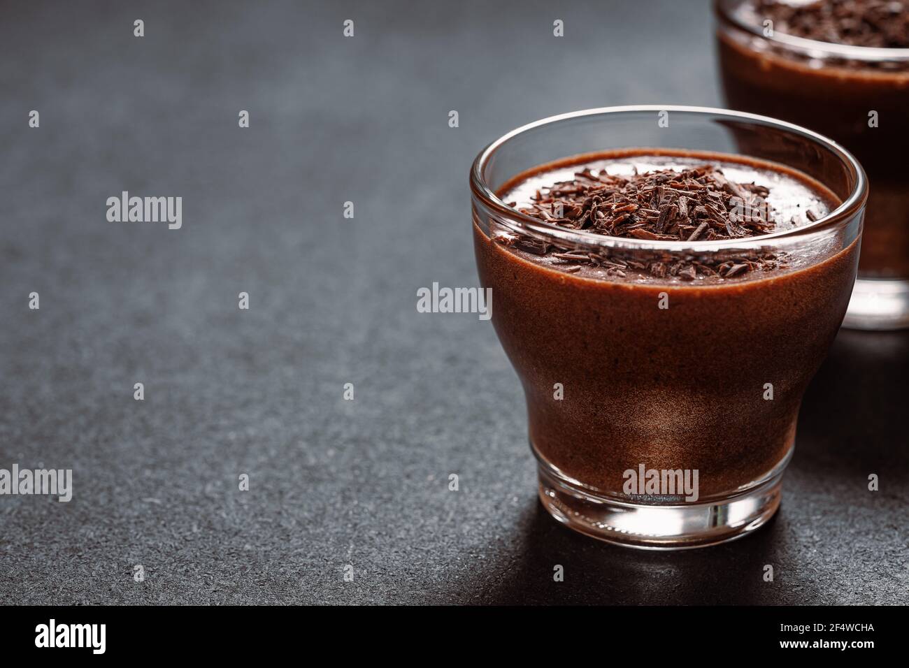 Mousse au chocolat noir maison dans des verres sur table gris foncé, gros plan Banque D'Images
