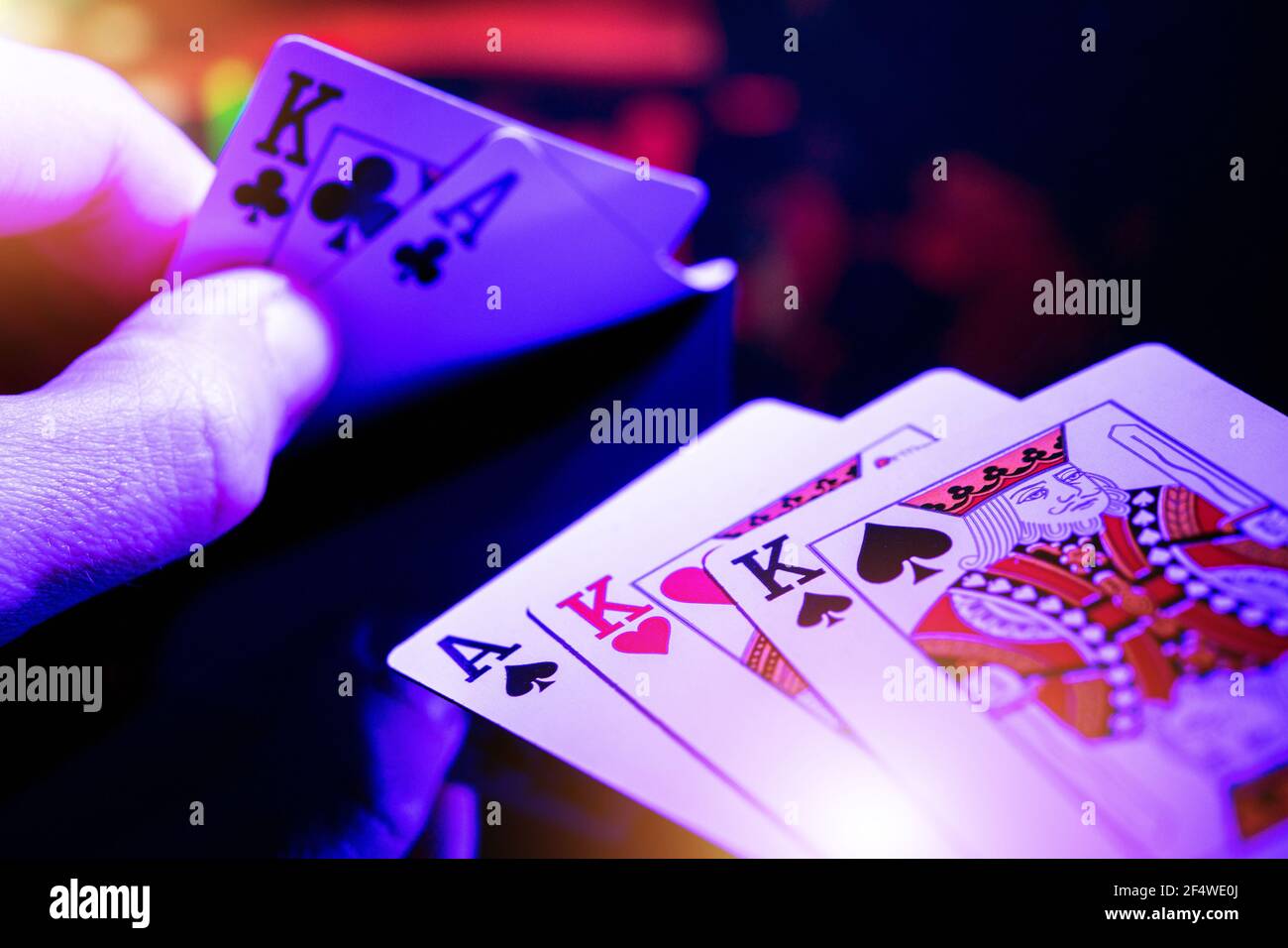 Thème de poker Full House. Les joueurs caucasiens ont la main en gros plan avec les voitures droites dans ses mains pour obtenir la maison complète. Thème de l'industrie du jeu. Banque D'Images
