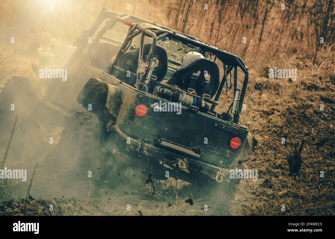 Voyage aventure en 4x4 hors route. Véhicule utilitaire sport puissant sur le sentier de la nature boueuse. Banque D'Images
