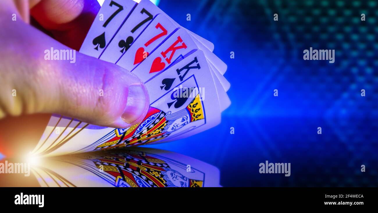 Joueur de poker caucasien avec des cartes dans sa main. Kings et Seven Full House Poker gros plan. Banque D'Images