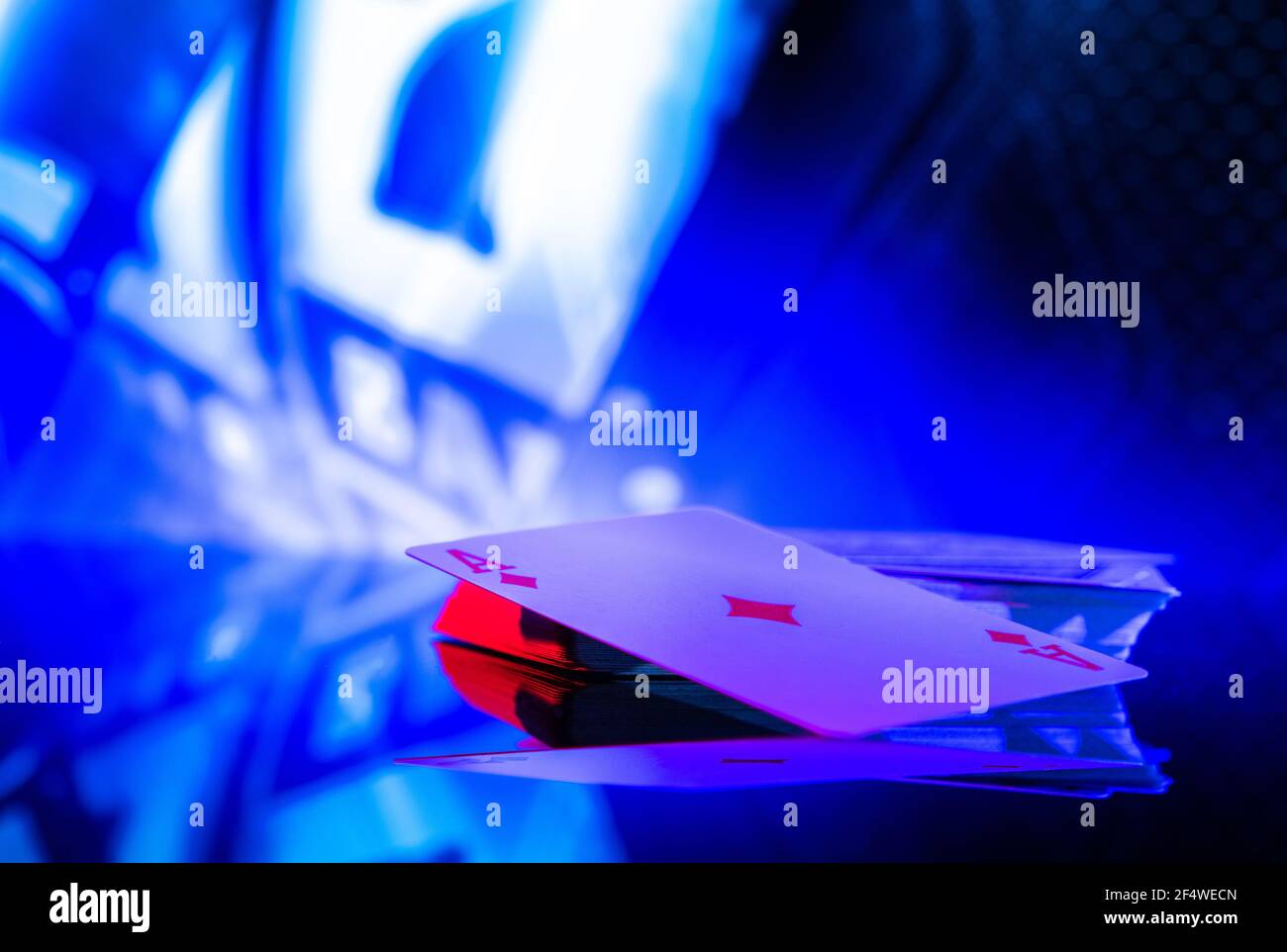 Cartes de jeu de poker sur une table vitreux avec illumination bleue. Thème de jeu de casino. Banque D'Images