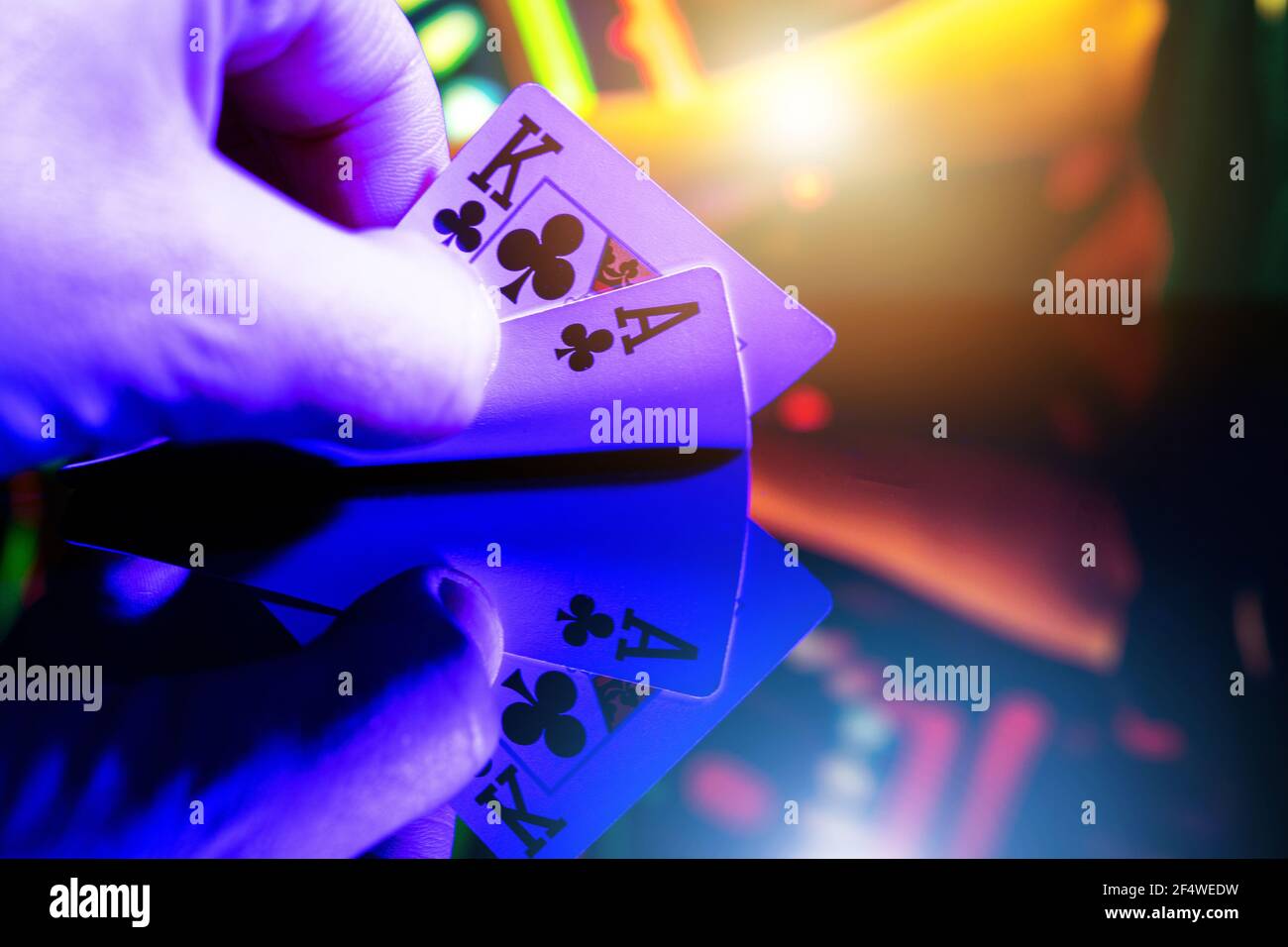 Joueur de poker avec deux cartes dans ses mains. Jeux de table de poker du Casino de Las Vegas Banque D'Images