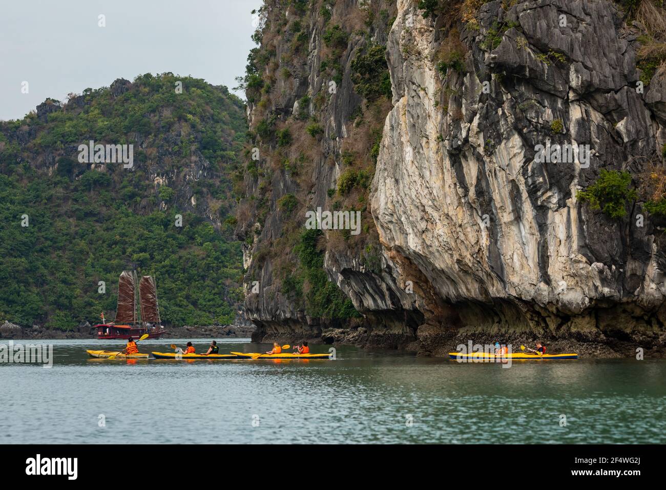 Kayak dans la baie de Halong au Vietnam Banque D'Images