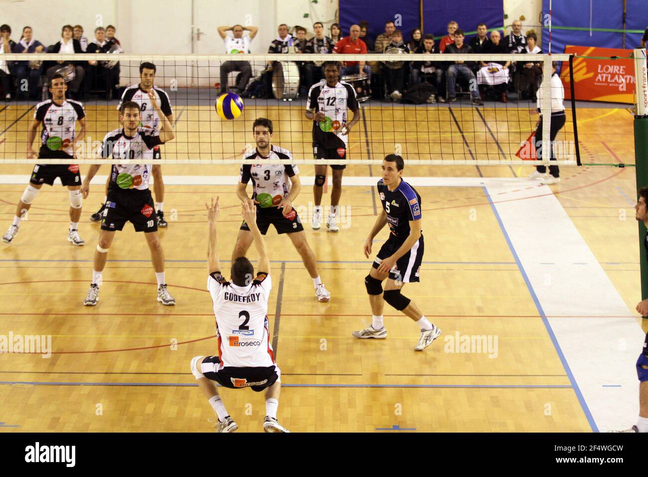 VOLLEY-BALL - CHAMPIONNAT DE FRANCE PRO A 2010-2011 - NANTES (FRA) - 11/12/2010 - PHOTO : JEAN MARC MOUCHET / DPPI - NANTES V POITIERS - VUE D'ENSEMBLE Banque D'Images