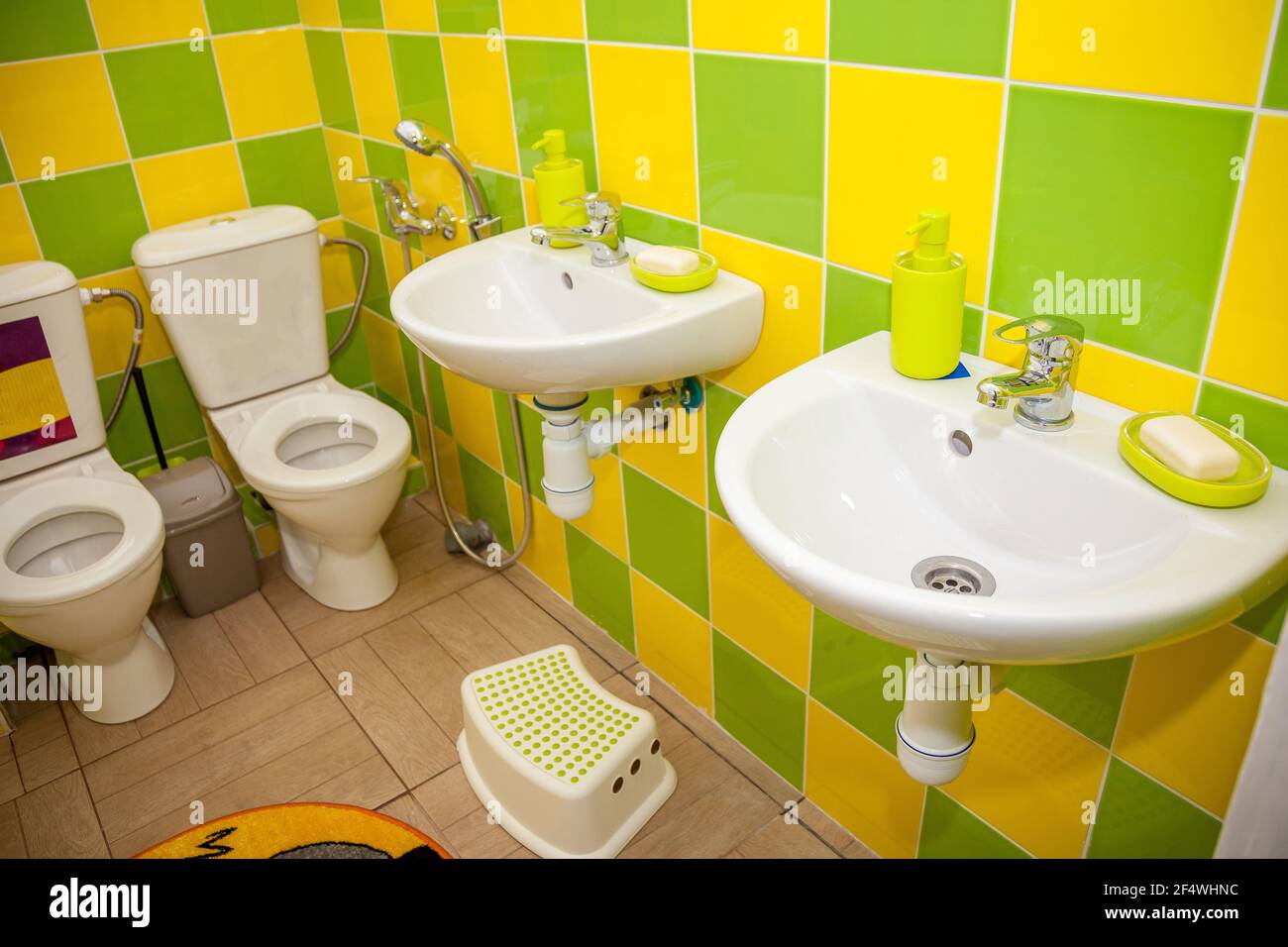Children cleaning toilet Banque de photographies et d'images à haute  résolution - Alamy
