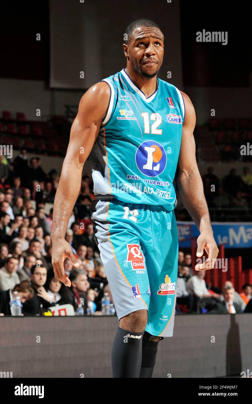 BASKET-BALL - FRENCH CUP MEN 2011-2012 - LE MANS V PAU - LE MANS (FRA) -10/01/2012 - PHOTO : JEAN-FRANÇOIS MOLLIERE / DPPI - ELONU CHINEMELU (PAU) Banque D'Images