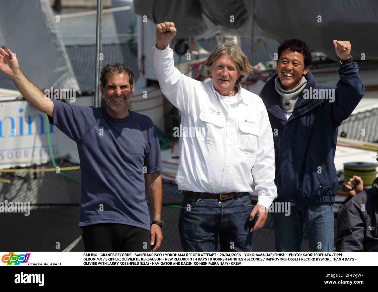 VOILE - GRANDS RECORDS - SAN FRANCISCO > YOKOHAMA RECORD TENTATIVE - 28/04/2006 - YOKOHAMA (JAP) PHOTO FINALE : KAORU SOEHATA / DPPI GERONIMO / SKIPPER : OLIVIER DE KERSAUSON - NOUVEAU RECORD EN 14 JOURS 19 HEURES 4 MINUTES 4 SECONDES / AMÉLIORATION DU RECORD DE FOSSETT DE PLUS DE 4 JOURS - OLIVIER AVEC LARRY ROSENFELD (USA) / NAVIGATOR ET KAZUHIRO NISHIMURA (JAP) / ÉQUIPAGE Banque D'Images