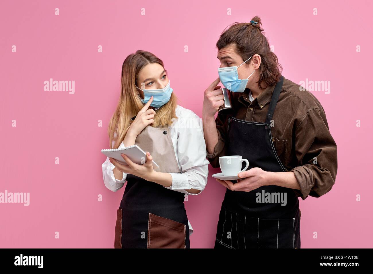 les jeunes étudiants travaillent comme serveurs, se tiennent en conversation pendant le travail, les femmes prennent des notes, le personnel de caucasiens qualifié écrire des ordres, portant ap Banque D'Images