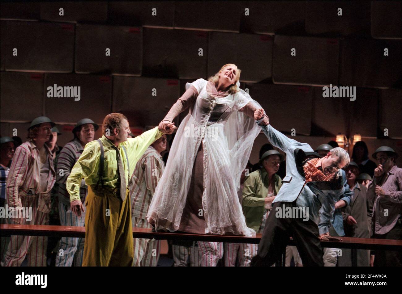 l-r: Siegfried Jerusalem (Siegfried), Deborah Polaski (Brunnhilde), Alan Held (Gunter) in GOTTERDAMMERUNG by Wagner at the Royal Opera, Covent Garden, Londres WC2 14/10/1995 chef d'orchestre: Bernard Haitink design: Nigel Lowery Lighting: Pat Collins mouvement: Matthew Hamilton directeur: Richard Jones Banque D'Images