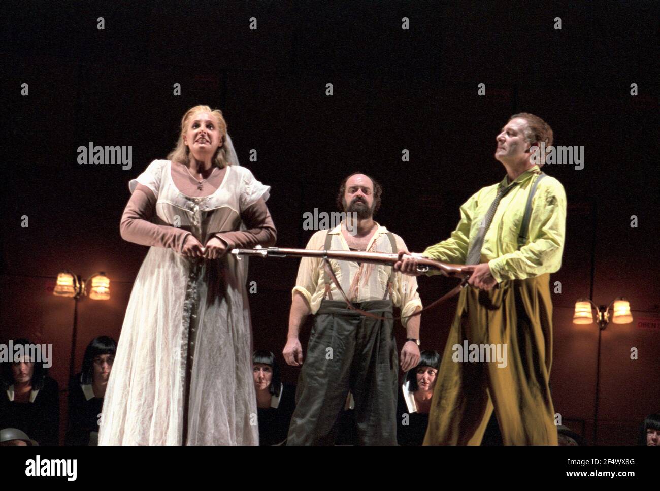 l-r: Deborah Polaski (Brunnhilde), Kurt Rydl (Hagen), Siegfried Jerusalem (Siegfried) dans GOTTERDAMMERUNG par Wagner à l'Opéra Royal, Covent Garden, Londres WC2 14/10/1995 chef d'orchestre: Bernard Haitink dessin: Nigel Lowery éclairage: Pat Collins mouvement: Matthew Hamilton directeur: Richard Jones Banque D'Images