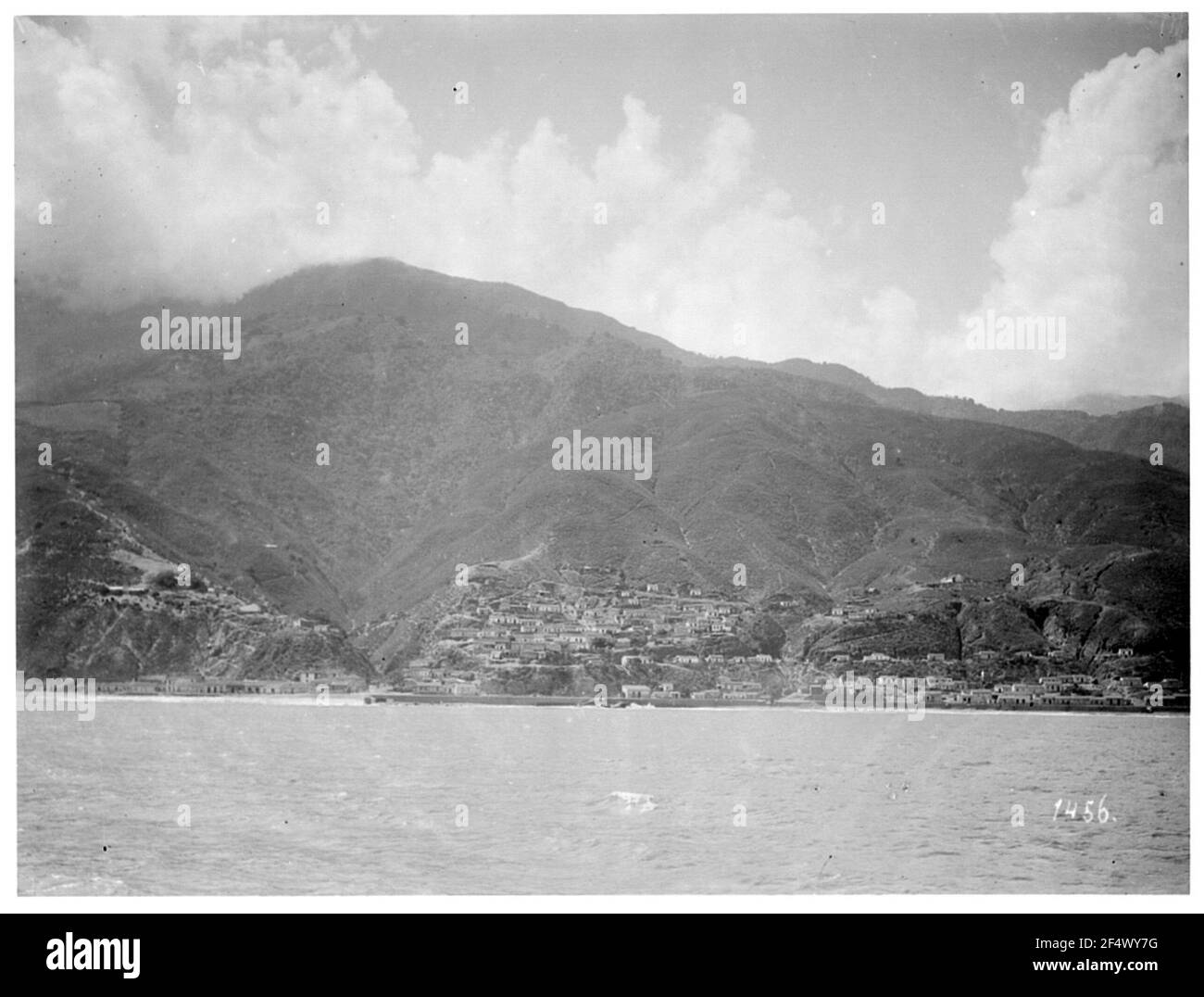 La Guaira, Venezuela. Vue depuis un bateau à vapeur en haute mer de Hapag sur la côte avec place et port en face du massif de montagne Ávila Banque D'Images La Guaira, Venezuela. Vue depuis un bateau à vapeur en haute mer de Hapag sur la côte avec place et port en face du massif de montagne Ávila Banque D'Images