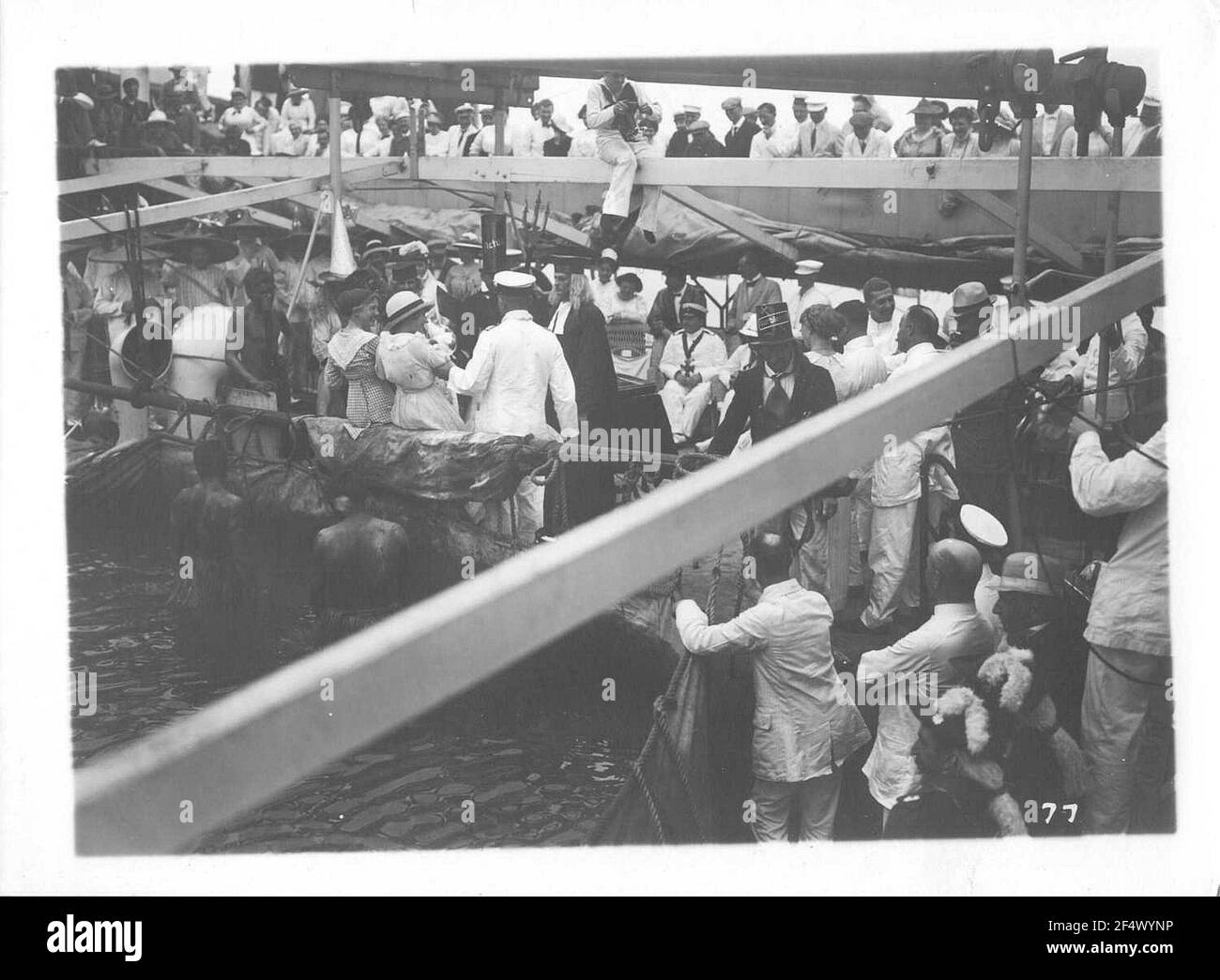 High Sea Passenger Stupper Cleveland ?, photos à bord. Touristes costumés et membres d'équipage sur le pont du navire dans les rituels du baptême équatorial (?) Banque D'Images