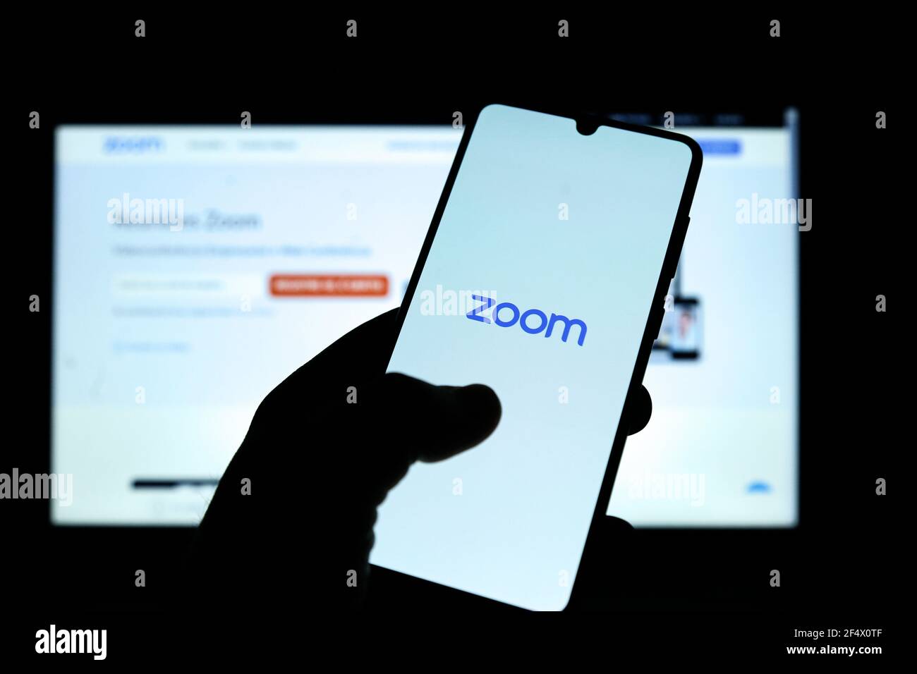 Minas Gerais, Brésil - 21 mars 2021 : le client a utilisé l'application Zoom sur un téléphone portable Banque D'Images