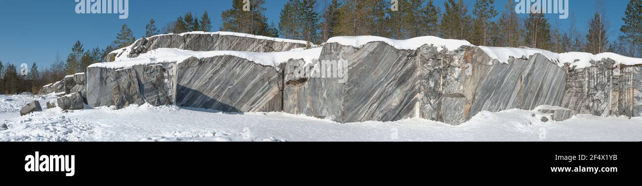Panorama de l'ancienne carrière de marbre italien dans le parc de montagne de Ruskeala par un beau jour de mars. Carélie, Russie Banque D'Images
