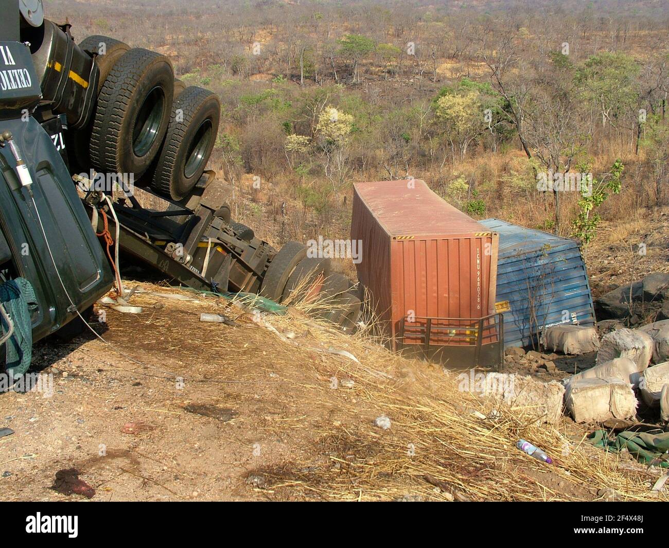 21 octobre 2005 un camion et une remorque rentournés sur un point noir d'accident tristement célèbre sur la route de Livingstone en Zambie, en Afrique australe Banque D'Images 21 octobre 2005 un camion et une remorque rentournés sur un point noir d'accident tristement célèbre sur la route de Livingstone en Zambie, en Afrique australe Banque D'Images