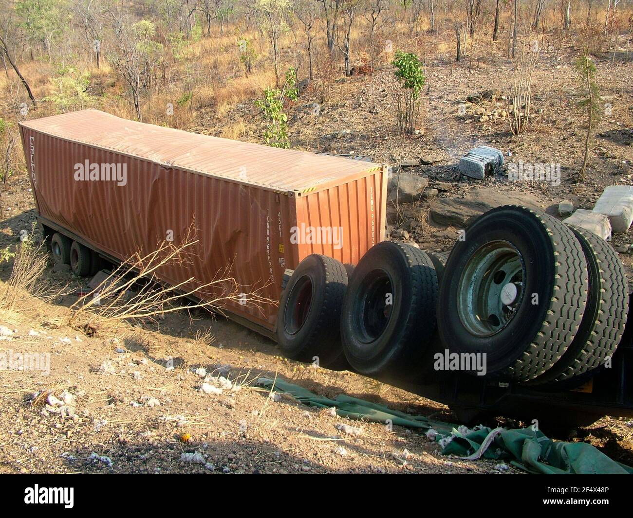 21 octobre 2005 une remorque de camion renversée sur une tache noire d'accident infaneuse sur la route de Livingstone en Zambie, Afrique australe Banque D'Images 21 octobre 2005 une remorque de camion renversée sur une tache noire d'accident infaneuse sur la route de Livingstone en Zambie, Afrique australe Banque D'Images