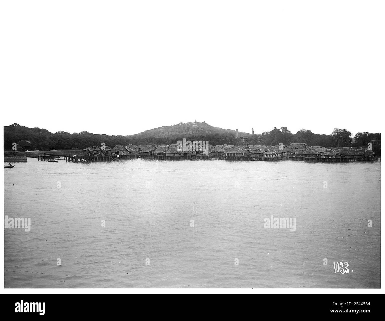 Manille, Philippines. Règlement avec des bâtiments de pile. Vue de l'eau Banque D'Images