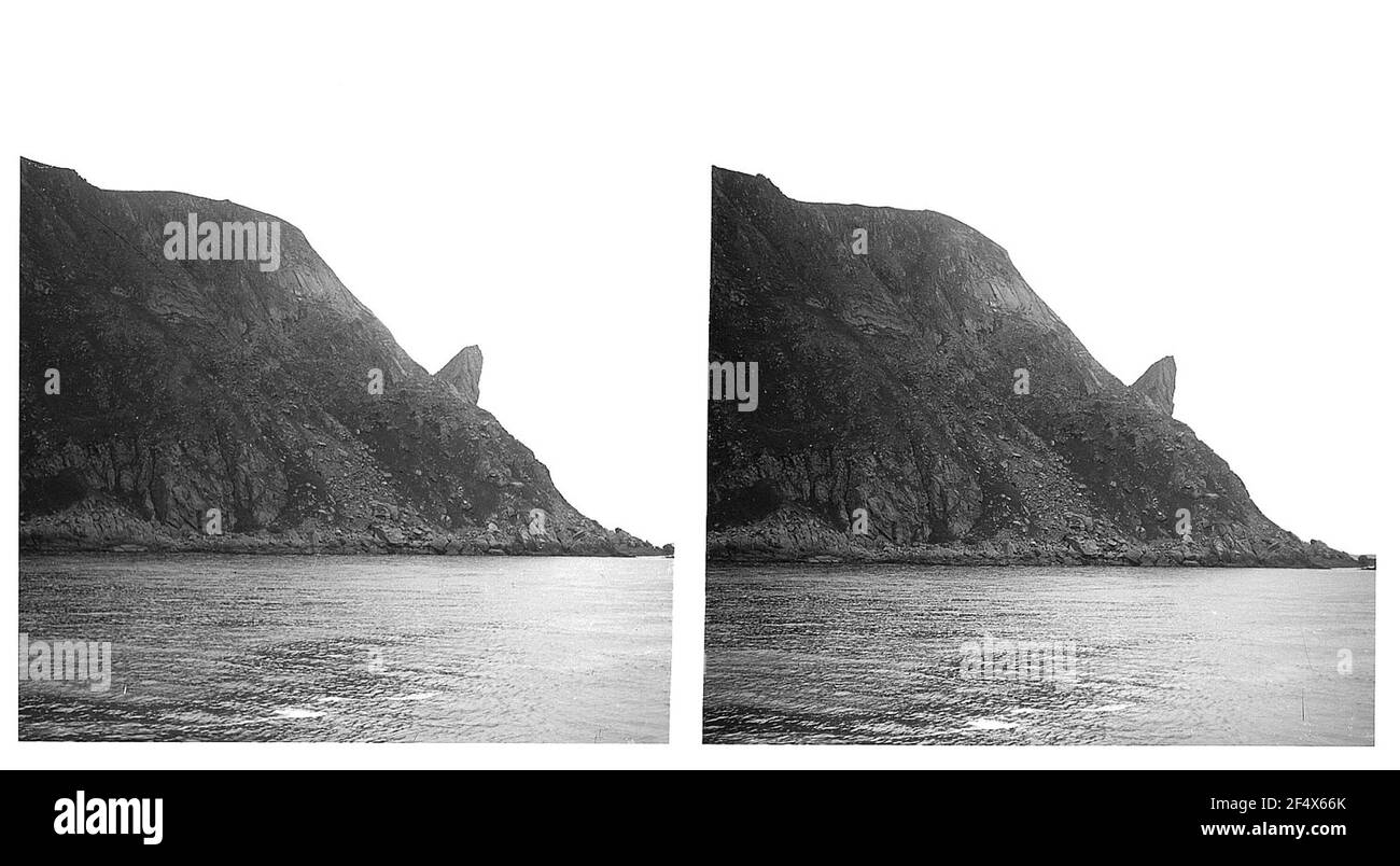 Norvège: Cap Nord. Vue depuis un bateau à vapeur en haute mer du Hapag (probablement « Victoria Luise ») sur une côte escarpée avec un nez de roc Banque D'Images Norvège: Cap Nord. Vue depuis un bateau à vapeur en haute mer du Hapag (probablement « Victoria Luise ») sur une côte escarpée avec un nez de roc Banque D'Images