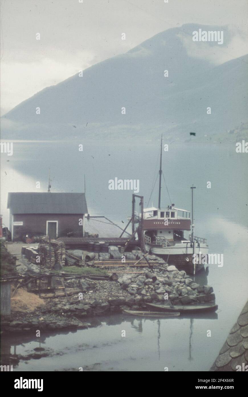Photos de voyage Norvège. Quai à bateaux avec cabane ('Esstube'). Vue avec un petit bateau à vapeur 'Vesle Øvvind Banque D'Images