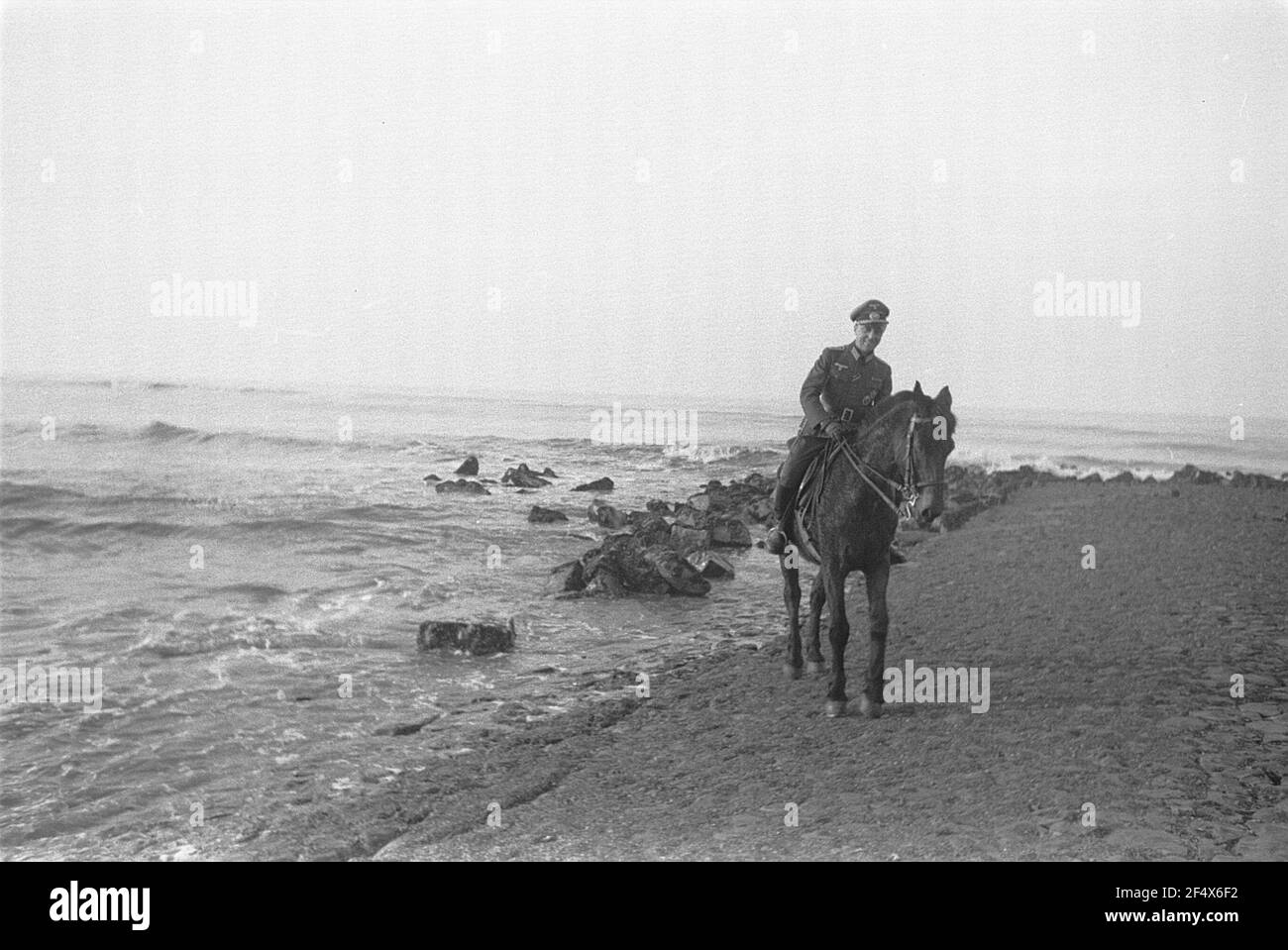 Deuxième Guerre mondiale. Pays-Bas sous équipage allemand. Des parents de la Wehrmacht allemande sur des chevaux sur la plage de la mer du Nord (probablement à la Haye) Banque D'Images