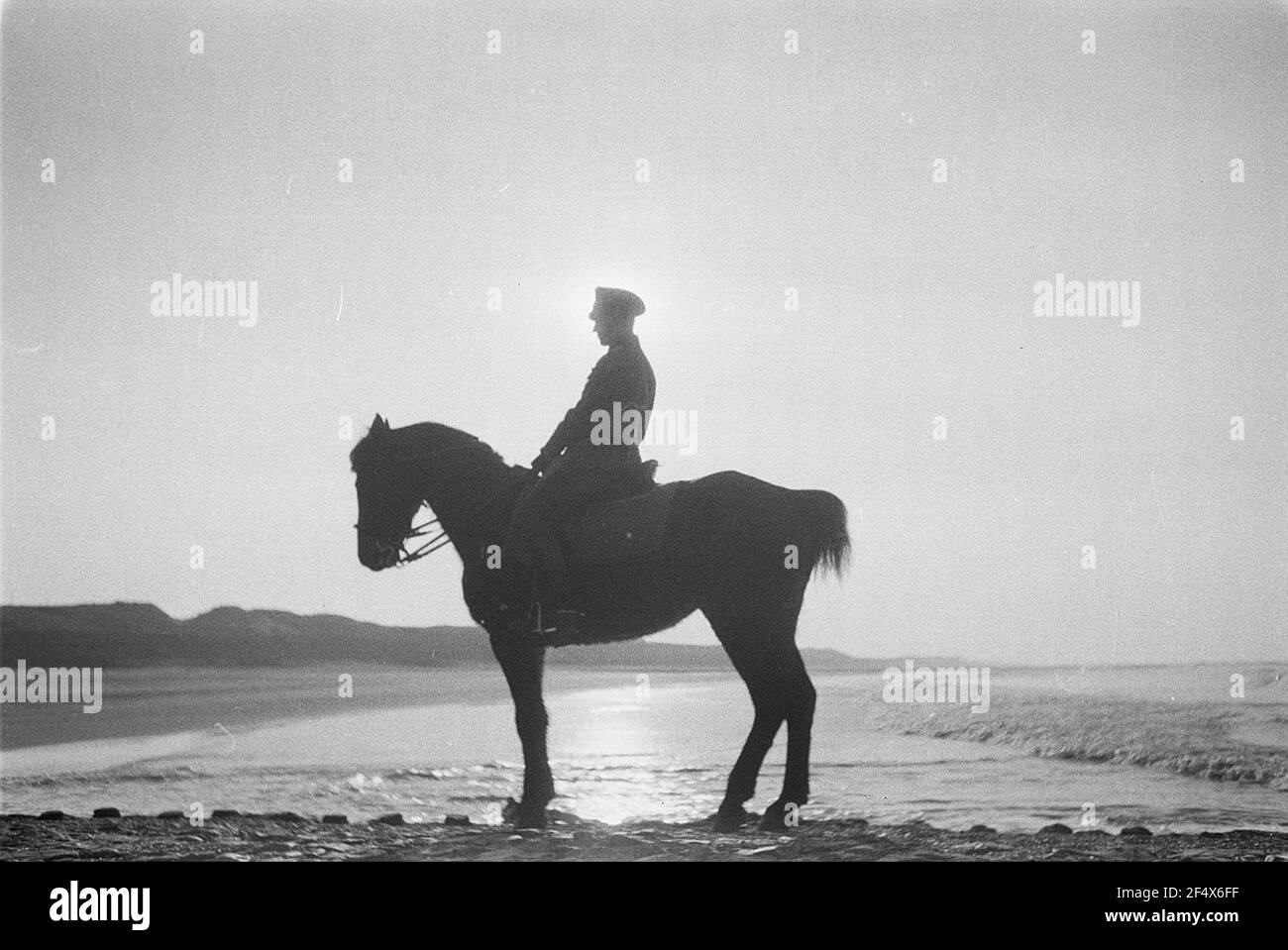 Deuxième Guerre mondiale. Pays-Bas sous équipage allemand. Des parents de la Wehrmacht allemande sur des chevaux sur la plage de la mer du Nord (probablement à la Haye) Banque D'Images