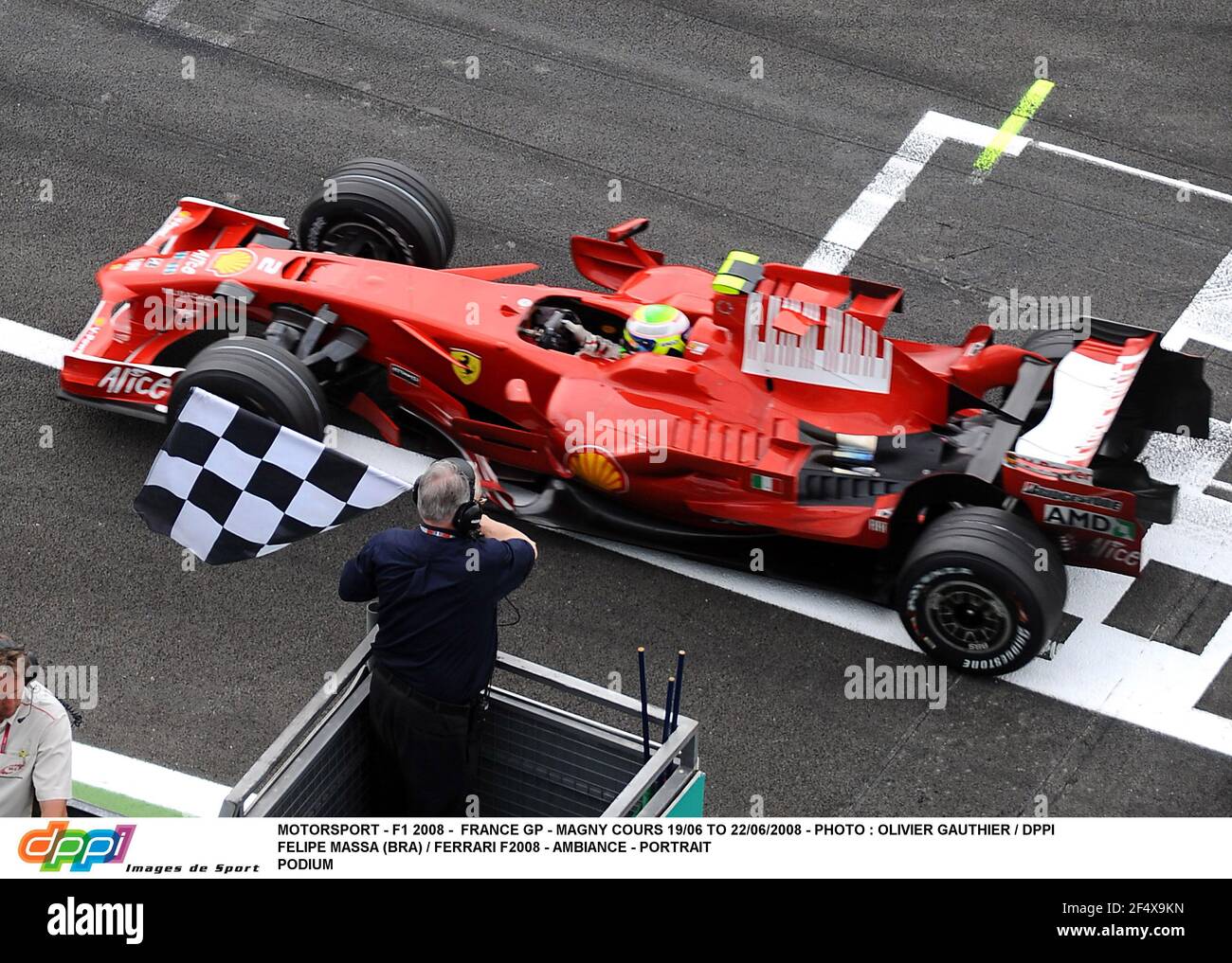 MOTORSPORT - F1 2008 - FRANCE GP - MAGNY COURS 19/06 AU 22/06/2008 - PHOTO : OLIVIER GAUTHIER / DPPI FELIPE MASSA (BRA) / FERRARI F2008 - DRAPEAU À DAMIER GAGNANT DE LA LIGNE D'ARRIVÉE D'ACTION Banque D'Images