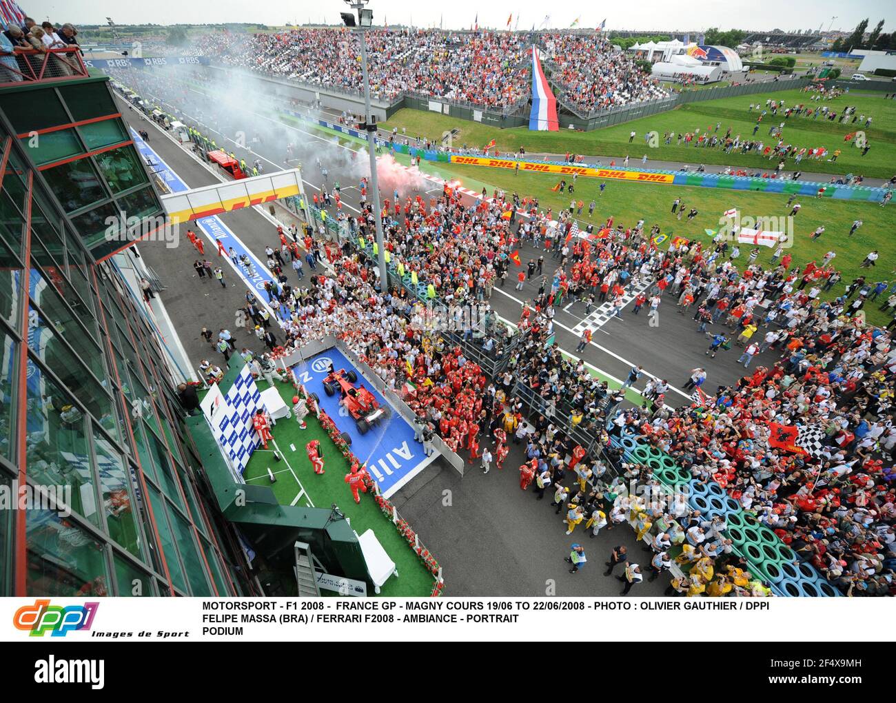 MOTORSPORT - F1 2008 - FRANCE GP - MAGNY COURS 19/06 AU 22/06/2008 - PHOTO : OLIVIER GAUTHIER / DPPI FELIPE MASSA (BRA) / FERRARI F2008 - AMBIANCE - PORTRAIT PODIUM FOULE SPECTATEURS PUBLIC Banque D'Images