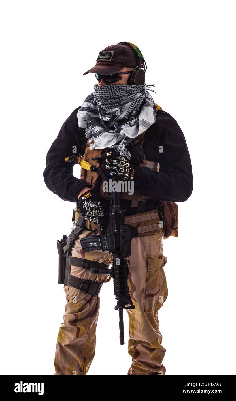 homme dans la tenue militaire forces spéciales dans les temps modernes un  fond blanc en studio Photo Stock - Alamy