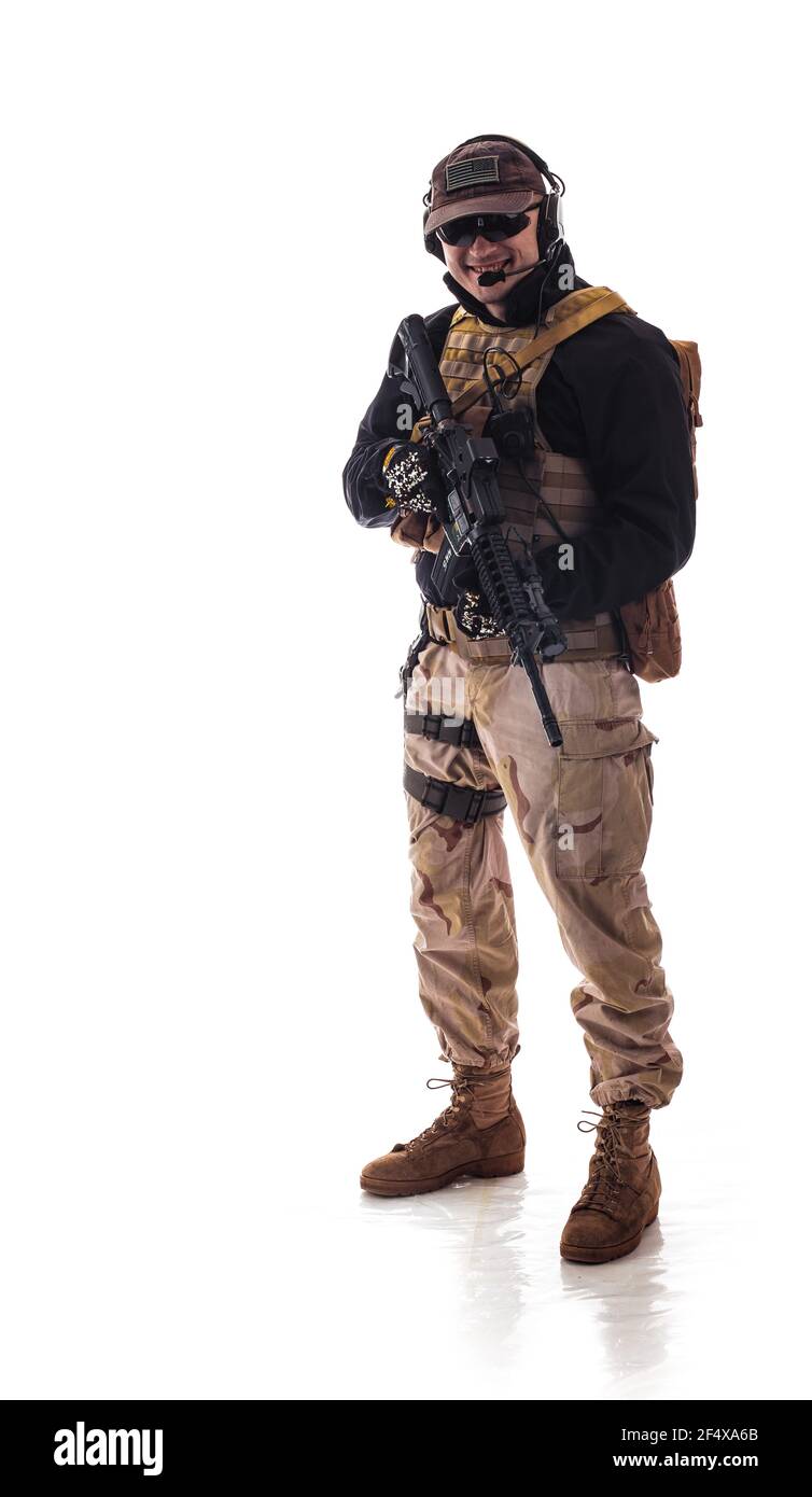 homme dans la tenue militaire forces spéciales dans les temps modernes un  fond blanc en studio Photo Stock - Alamy