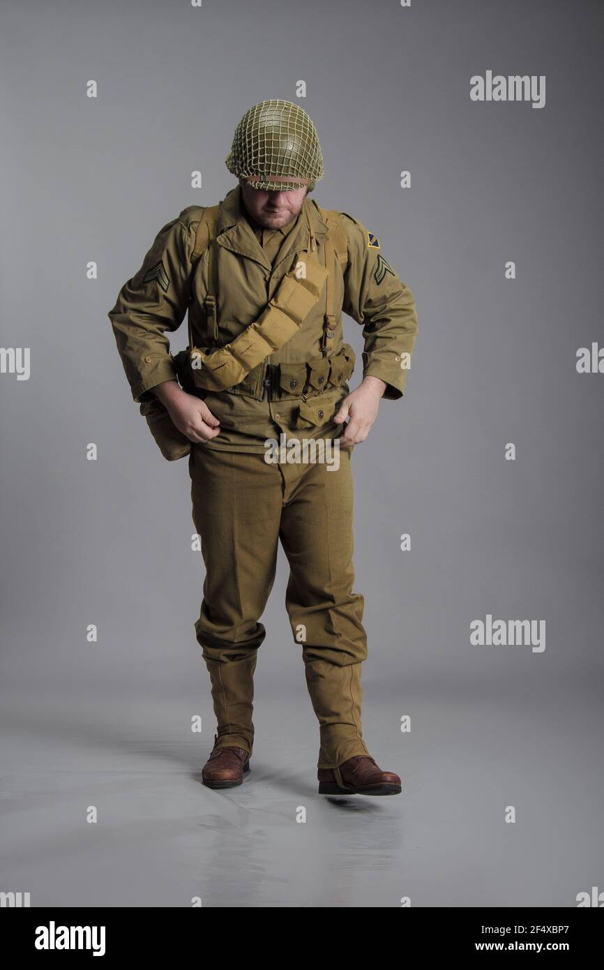 L'homme est un acteur dans l'uniforme militaire d'un garde-forestier  américain, portant un casque et une carbine entre ses mains, période de la Seconde  Guerre mondiale Photo Stock - Alamy